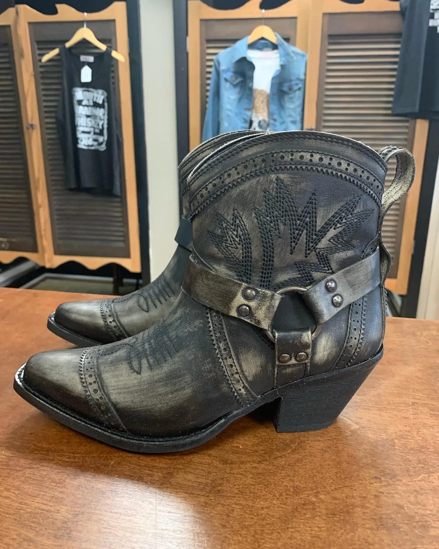 DINGO WOMEN'S GUMMY BEAR HARNESS WESTERN FASHION BOOTIES - SNIP TOE
