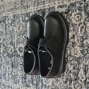 Dr. Martens Brand New Kamron School Oxford
