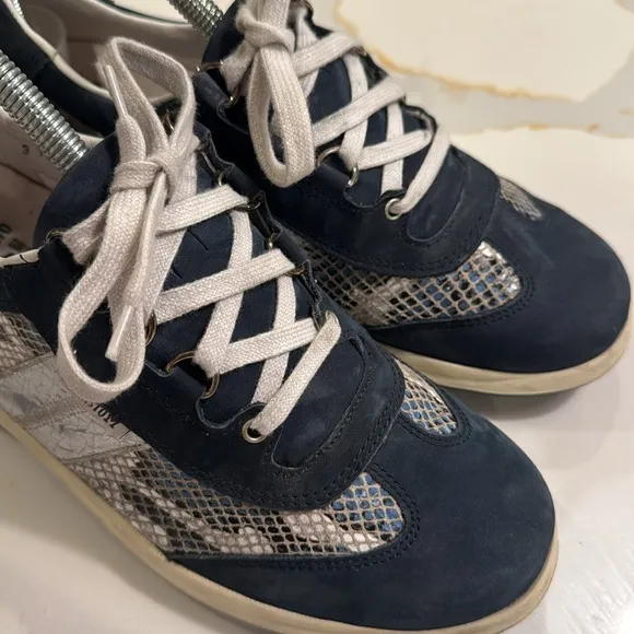 Mephisto women’s Blue Oxford sneakers Size 8.5