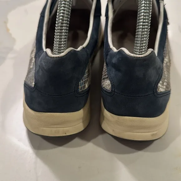 Mephisto women’s Blue Oxford sneakers Size 8.5