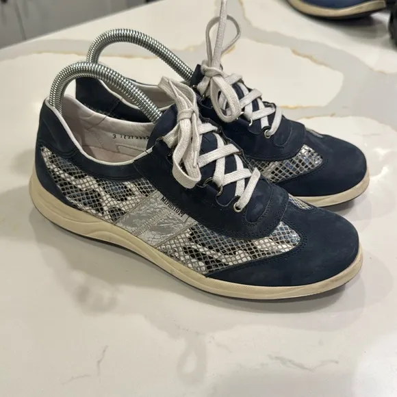 Mephisto women’s Blue Oxford sneakers Size 8.5