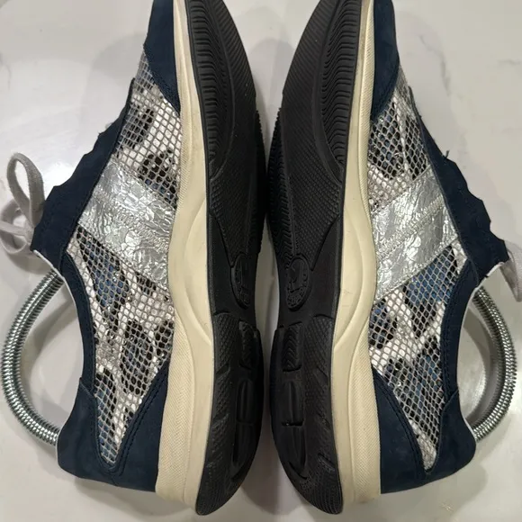 Mephisto women’s Blue Oxford sneakers Size 8.5
