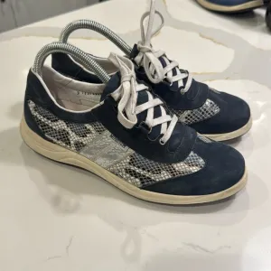 Mephisto women’s Blue Oxford sneakers Size 8.5