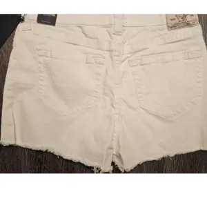 NWT $129 True Religion Wmns Optic White Raw Hem High Rise Denim Maisie Shorts 28